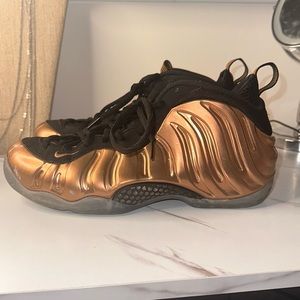 Nike Air Foamposite, s.9.5 in men, metallic copper.